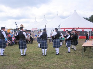 30.6.13 Aalborg pipeband spiller til Jerslev marked 024